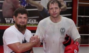 Aлександр Емельяненко Рамзан Қодировга антиқа совға туҳфа қилди