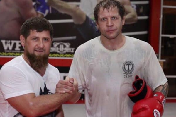 Aлександр Емельяненко Рамзан Қодировга антиқа совға туҳфа қилди