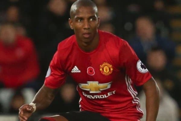 МЮ етакчи ҳимоячиси билан шартномани узайтириш бўйича келишиб олди